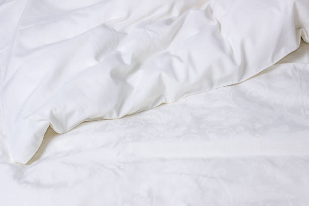 roupa de cama branca. cobertor amassado, plano de fundo - crumpled sheet - fotografias e filmes do acervo