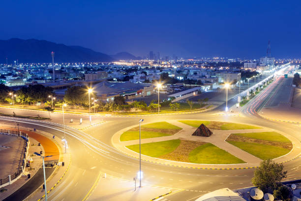 fujairah stadt bei nacht, vereinigte arabische emirate - fujairah stock-fotos und bilder