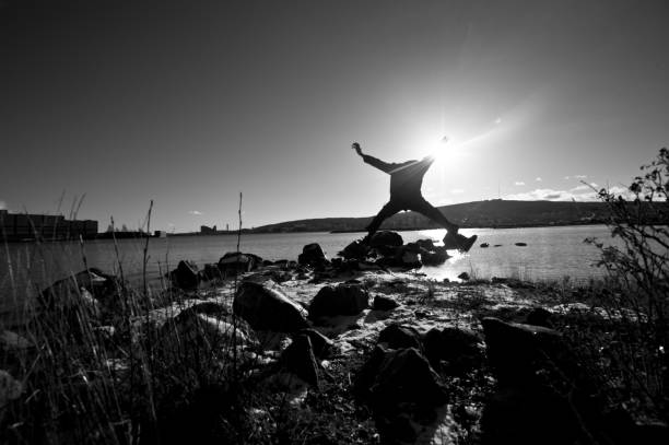 sillhoutte: ballare e mantenersi in forma al tramonto - sillhoutte foto e immagini stock