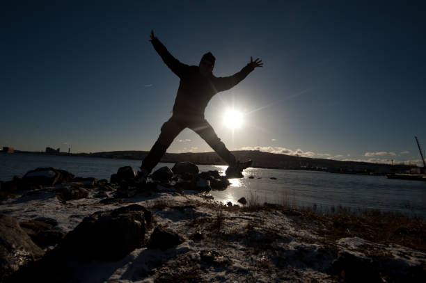 sillhoutte: dancing and keeping fit @ sunset - sillhoutte imagens e fotografias de stock