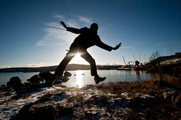 sillhoutte: dancing and keeping fit @ sunset - sillhoutte imagens e fotografias de stock