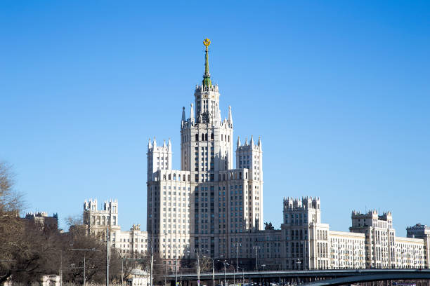 kotelnicheskaya embankment building, moscú, rusia-- es uno de los siete rascacielos estalinistas puestos en grada en septiembre de 1947 y terminados en 1952. - kotelnicheskaya fotografías e imágenes de stock