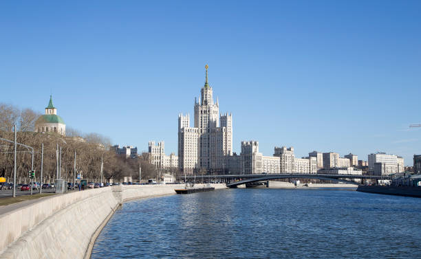 kotelnicheskaya embankment building, moscou, russie -- est l’un des sept gratte-ciel staliniens posés en septembre 1947 et achevés en 1952. - kotelnicheskaya photos et images de collection