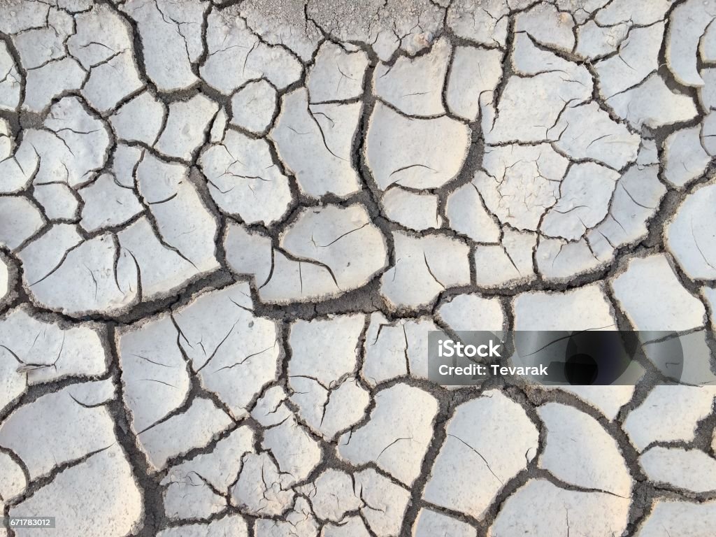 Agrietar el suelo en la estación seca, efecto de desparasitación global. - Foto de stock de Abstracto libre de derechos