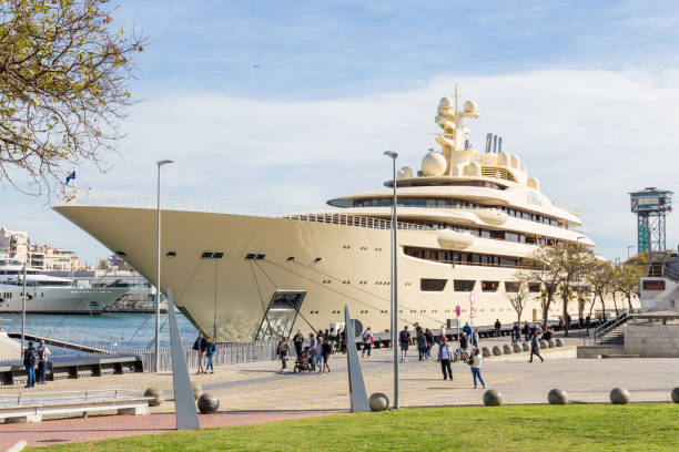 maior iate do mundo "dilbar" - port de barcelona catalonia spain barcelona city - fotografias e filmes do acervo