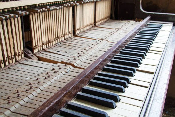 istock Keys from an old broken damaged piano 671783978