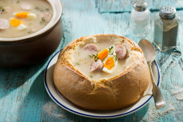 traditionelle polnische suppe zurek - polish culture stock-fotos und bilder