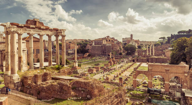 panoramablick auf das forum romanum in rom - rome sunlight roman forum temple of saturn stock-fotos und bilder