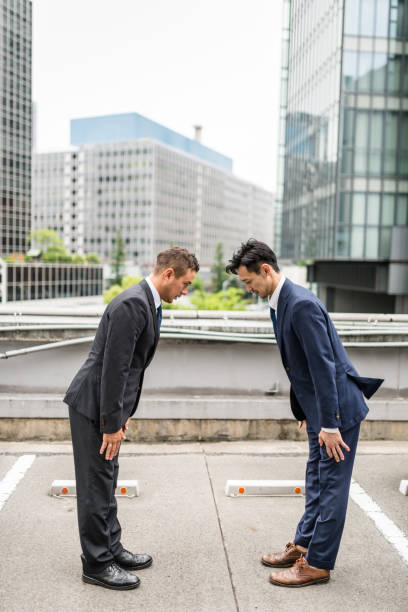 istock Japanese business persons greeting each other 671819616