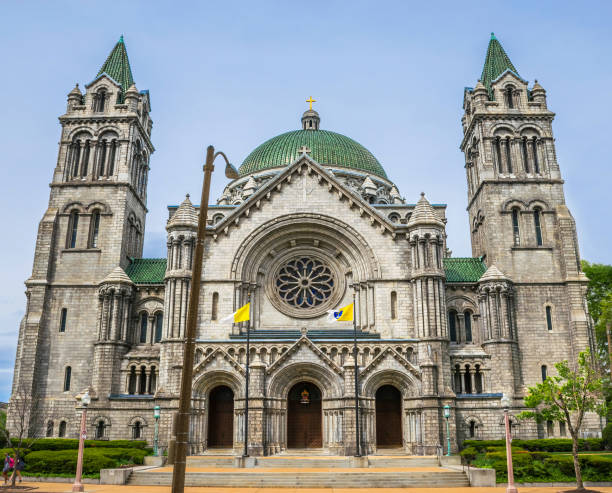 istock Saint Louis, MO USA - 02/13/2015 - Saint Louis Basilica 671819810