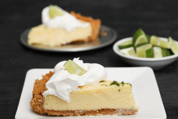 slice of key lime pie - key lime pie dessert pie pastry stock-fotos und bilder