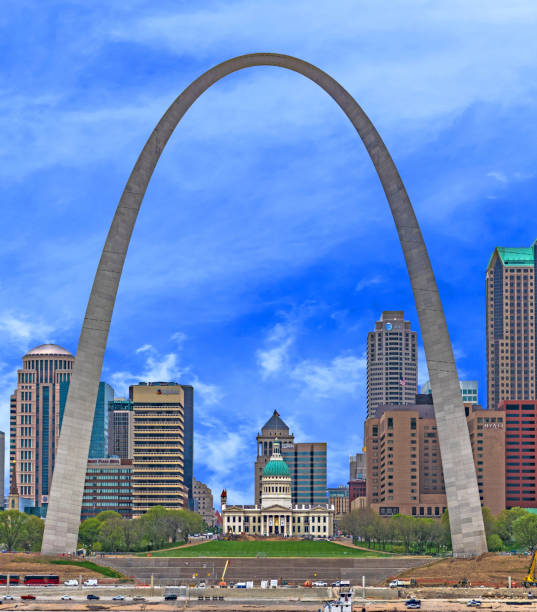 istock Saint Louis, MO USA - 04/24/2015 - Saint Louis Arch and Old Courthouse 671822830
