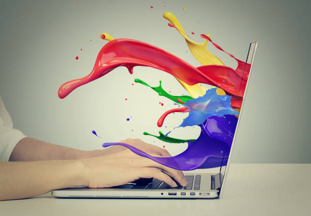 mani di donna d'affari sulla tastiera utilizzando laptop con spruzzi colorati, effetto liquido fuori dal display del computer dello schermo del monitor - woman of color foto e immagini stock