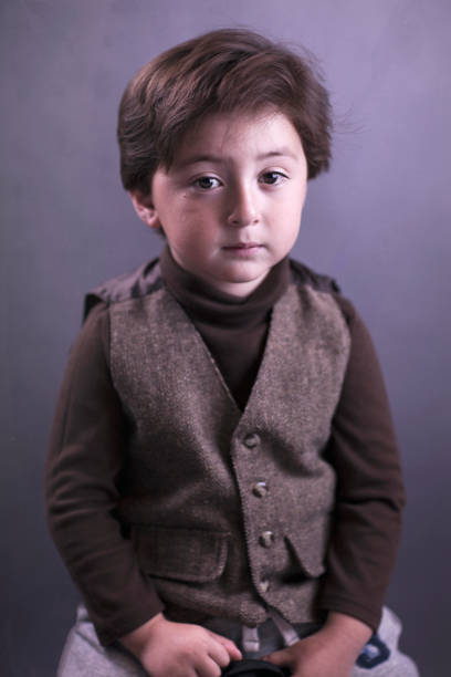 retrato de um menino pequeno considerável com uma camisola marrom da gola alta e uma veste de tweed marrom - brown hair caucasian little boys men - fotografias e filmes do acervo