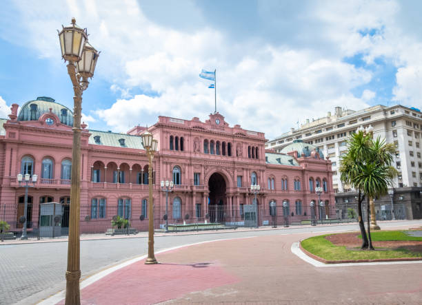 casa rosada (pink house), argentinian presidential palace - buenos aires, argentina - argentina imagens e fotografias de stock