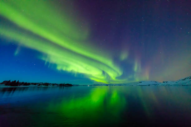 красочное северное сияние - lake night winter sky стоковые фото и изображения