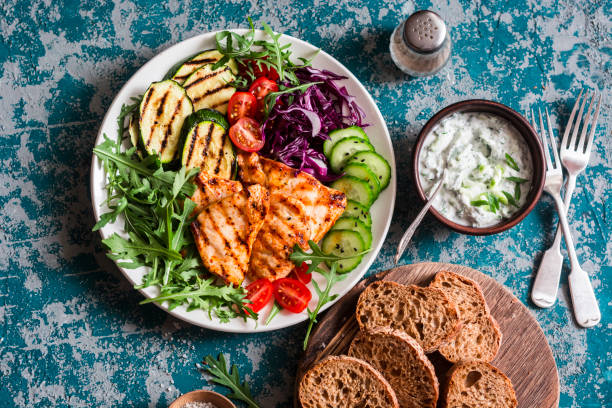 grillowana pierś z kurczaka, cukinia i ogród warzywnica moc miski. koncepcja zdrowej diety, widok z góry - arugula cooked spice lettuce zdjęcia i obrazy z banku zdjęć