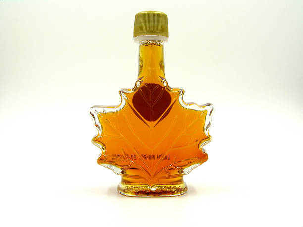 xarope - syrup bottle canadian culture canada - fotografias e filmes do acervo