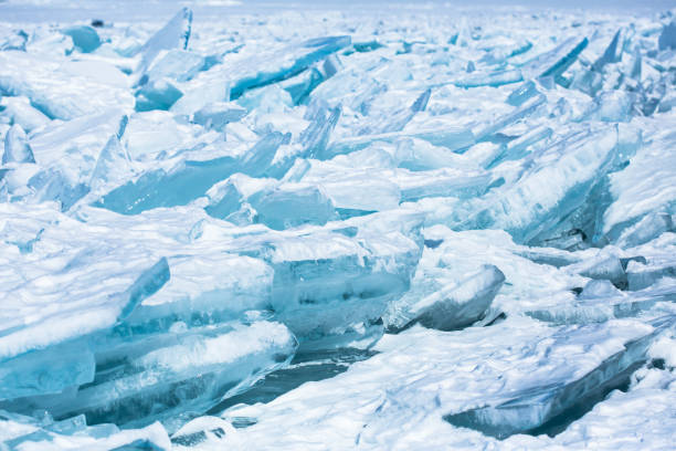 pokrywające się płyty lodowe - lake baikal lake landscape winter zdjęcia i obrazy z banku zdjęć