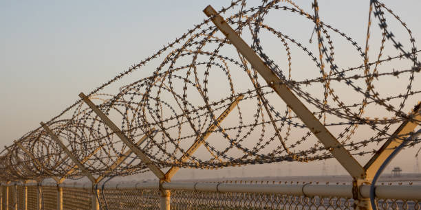 Cerca de arame concertina no deserto do Oriente Médio - foto de acervo