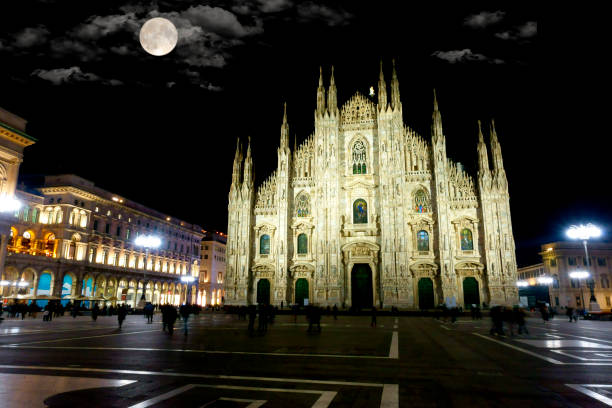 praça da catedral, com lua cheia em milão, itália - milan italy cathedral duomo of milan night - fotografias e filmes do acervo