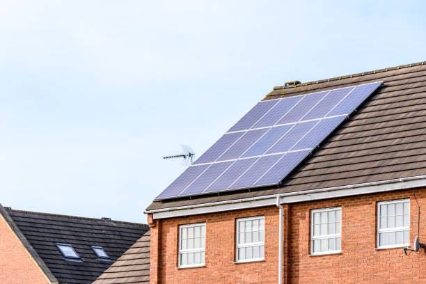 uk solar energy panel on sunny roof - solar panel solar power station house roof imagens e fotografias de stock