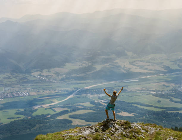 экстремальный бегун, наконец, поднимается на вершину горы и увидеть широкую долину - tatra mountains healthy lifestyle leisure activity mountain стоковые фото и изображения