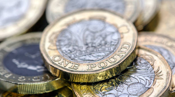 Pound Coins - UK New One Pound Coins - UK one pound coin stock pictures, royalty-free photos & images