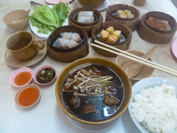 deliziosa colazione tailandese in stile cinese composta da bak kut i piatti dim sum e una tazza di caffè - hokkien foto e immagini stock