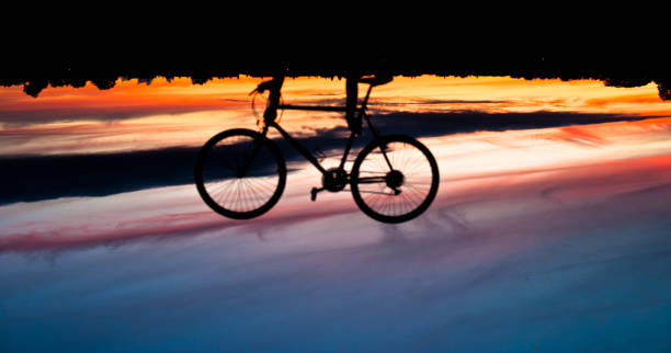 sillhoutte: ciclista veloce al tramonto - sillhoutte foto e immagini stock