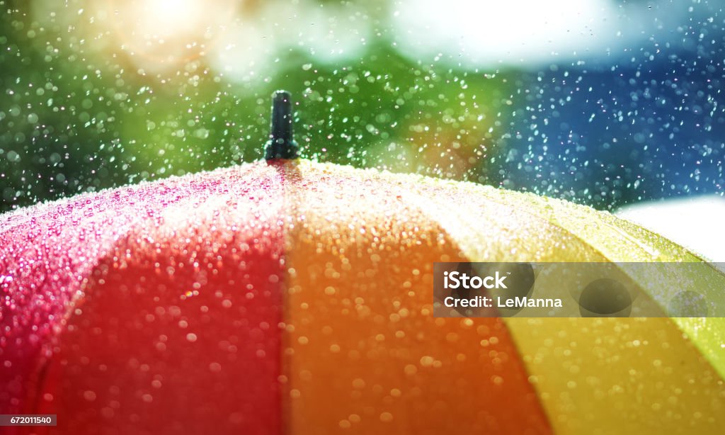 Regentropfen fallen auf Umbella mit Regenbogen-Farben - Lizenzfrei Regen Stock-Foto