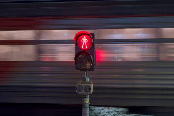 das verbot der roten signalleuchten an einem bahnübergang. - поезд stock-fotos und bilder