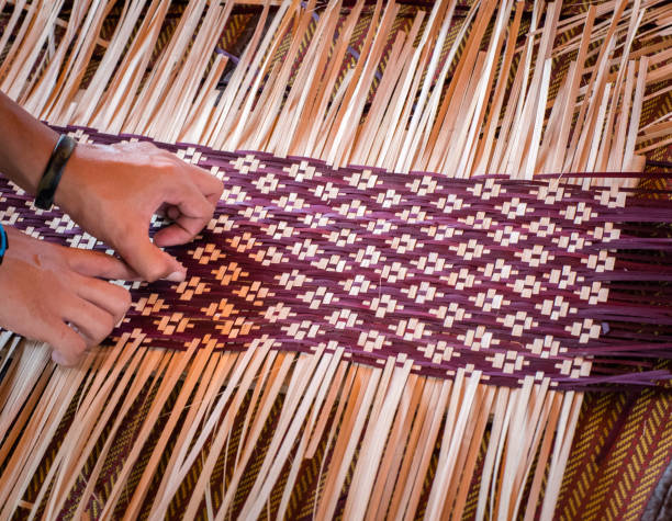 Close up Hands  weaving a woven mat Thai's artwork. Close up Hands  weaving a woven mat Thai's artwork. maori weaving artwork stock pictures, royalty-free photos & images