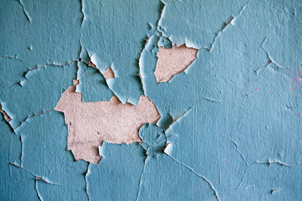 istock Cracked wall with old layers of paint 672039504