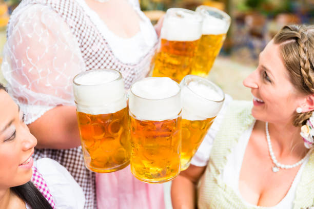 waitress serving beer in five beer glasses - serving drink beer garden beer glass imagens e fotografias de stock