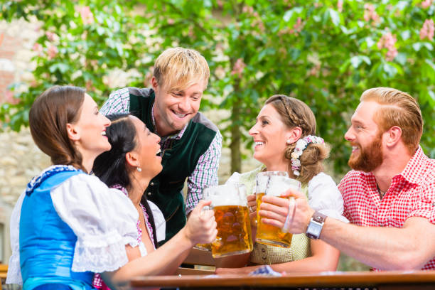 amis de tinter les verres dans le jardin de la bière - serving drink beer garden beer glass photos et images de collection