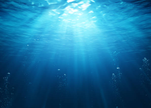 escena bajo el agua con burbujas y rayos de sol - ilustración 3d - sunbeam underwater blue light fotografías e imágenes de stock