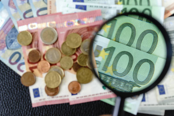 enfoque selectivo, lupa en billetes en euros con monedas en euros como concepto de análisis financiero - scrutiny paper currency european union currency magnifying glass fotografías e imágenes de stock