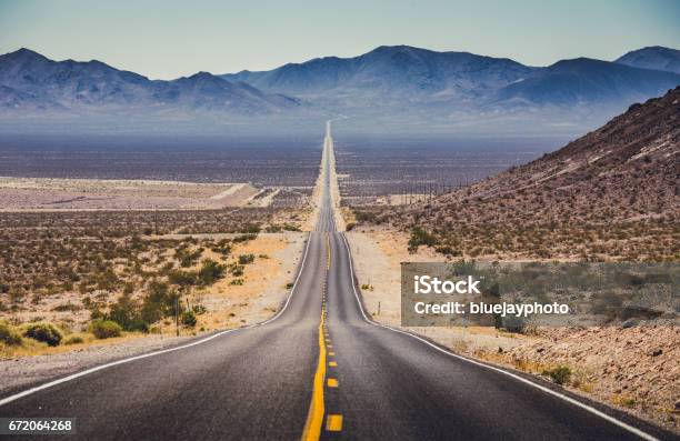 Endlose Gerade Straße Im Amerikanischen Südwesten Usa Stockfoto und mehr Bilder von Death Valley-Nationalpark