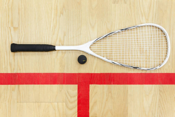 vista superior de raqueta y pelota de squash - tennis court tennis net indoors fotografías e imágenes de stock