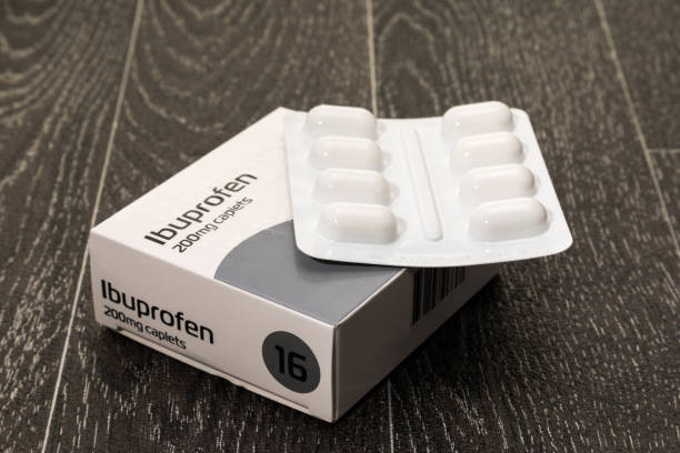 таблетки ибупрофена - ibuprofen стоковые фото и изображения