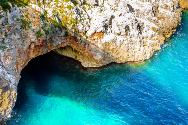 vista mar alto ângulo caverna em salento (marina de castro) - southern belle - fotografias e filmes do acervo