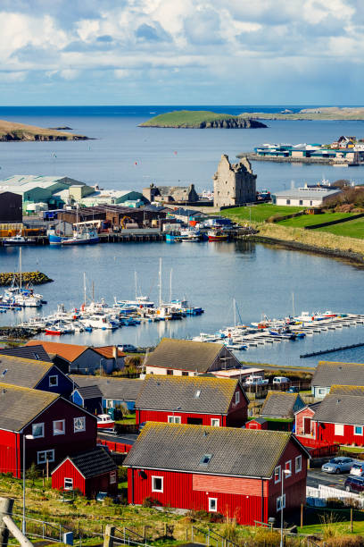 scalloway village, shetland islands, scotland - shetlandeilanden stockfoto's en -beelden