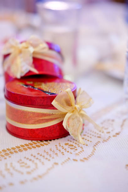 istock Wedding gift for guest. red boxes for friends 672090196