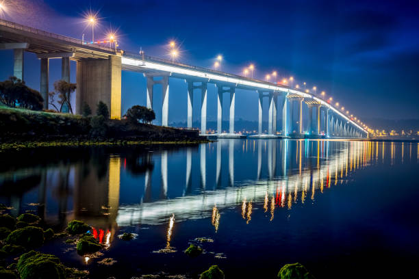 夜タスマニア オーストラリアのホバート タスマン橋 - hobart ストックフォトと画像