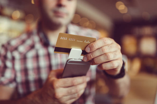 pago con tarjeta de crédito móvil - credit card reader fotografías e imágenes de stock