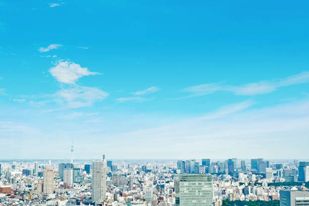 アジア ビジネス概念の不動産と企業の建設 - パノラマの近代的な都市景観建築鳥目の日の出の空撮と朝には、東京都の明るい青空 - 空 ストックフォトと画像