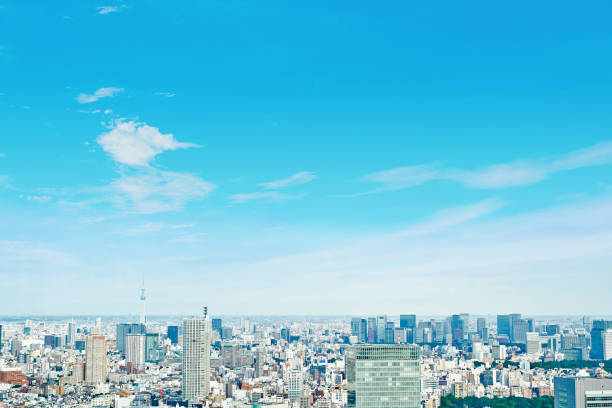 conceito de negócio da ásia para o imobiliário e construção corporativa - edifício panorâmica paisagem urbana moderna pássaro olho vista aérea sob o nascer do sol e a manhã azul céu brilhante em tóquio, japão - tokyo prefecture skyline japan panoramic - fotografias e filmes do acervo