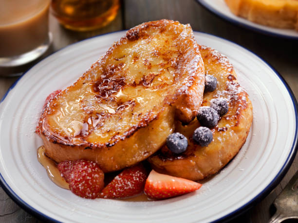 french toast with maple syrup and berries - french toast breakfast food sweet food imagens e fotografias de stock