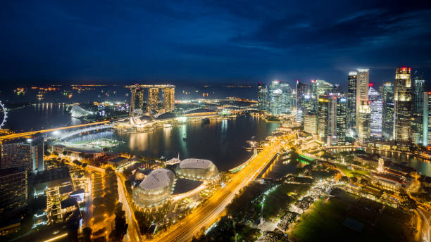 夜のマリーナ湾でシンガポール パノラマ都市のスカイライン - marina bay sands hotel architecture asia travel destinations ストックフォトと画像